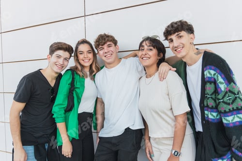 Preview: Group of cheerful friends in casual wear taking picture