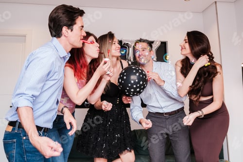 Visualização: Festa de comemoração para um grupo de jovens em um apartamento. Conceito: diversão, felicidade, celebração