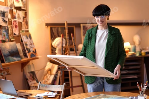 Preview: Woman artist looking at picture