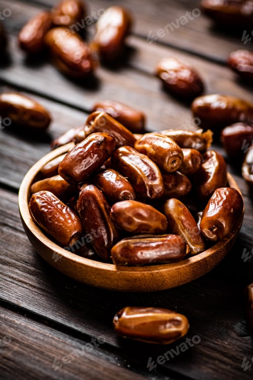 Preview: Ripe dates on a plate.