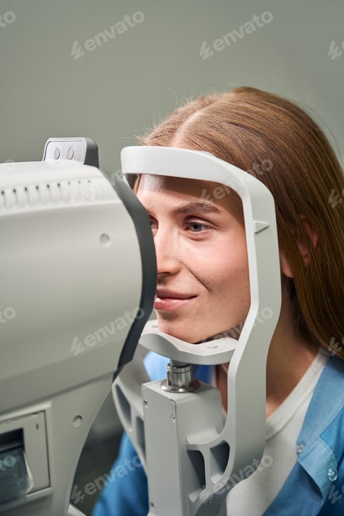 Preview: Patient undergoing automated eye examination procedure