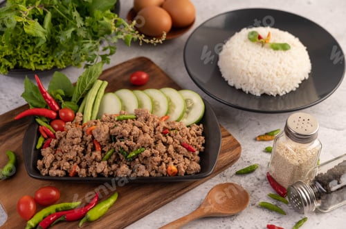 Preview: Spicy minced pork and rice on a black plate.