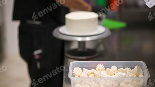 Preview: bunch of meringue twirls in a box for cake icing and top decoration
