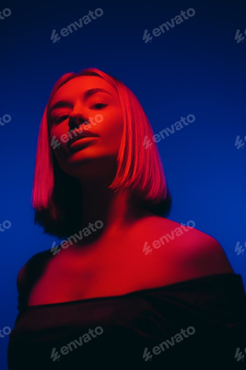 Preview: Blond lady on blue background