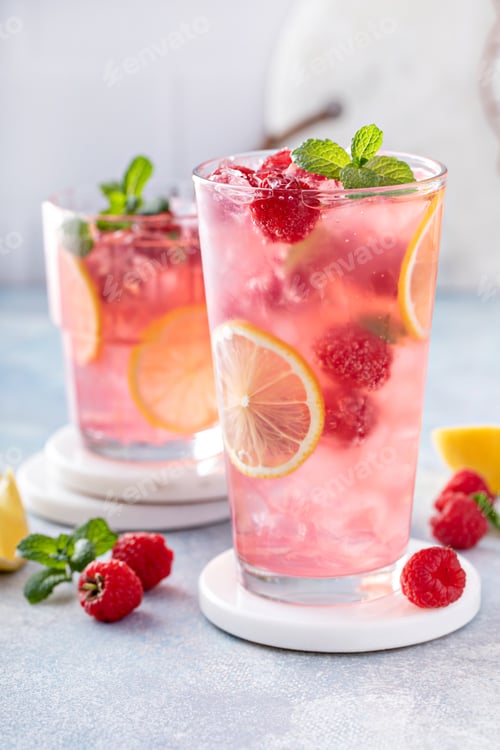 Cóctel frío de primavera o verano, limonada de frambuesa