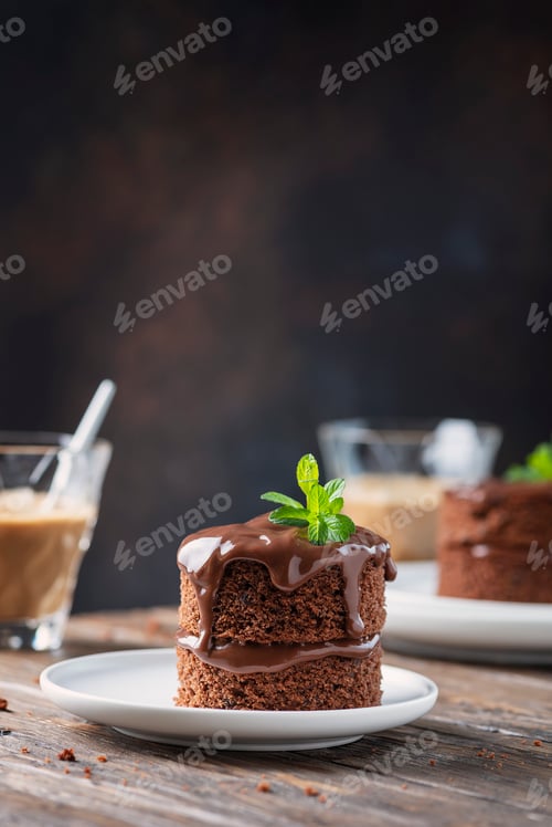 Preview: Chocolate mini cake on the wooden table