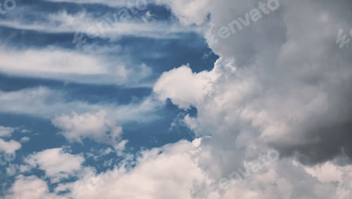 Vorschau: Dramatisch Wolkenlandschaft mit natürlichem Hintergrund
