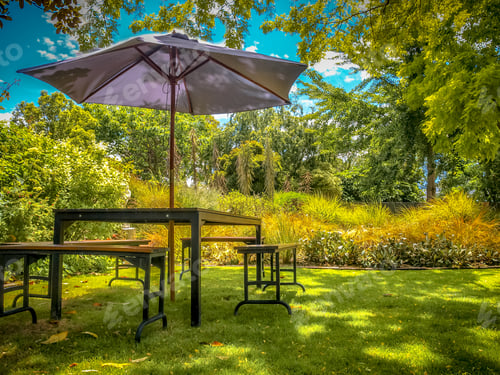 Vista previa: Muebles de jardín a la sombra del patio trasero