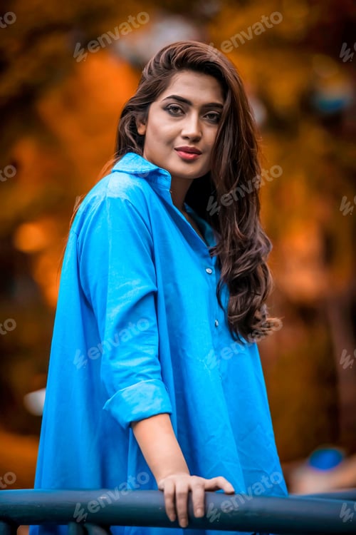 Preview: Beautiful girl in blue near to fool