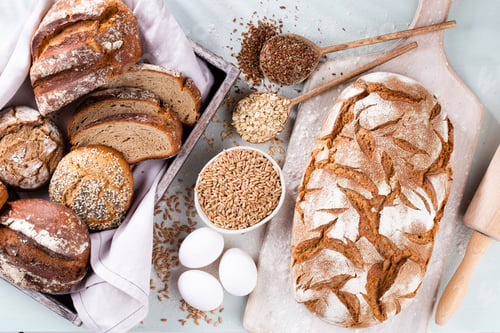 Preview: Sliced rye bread on cutting board, closeup..