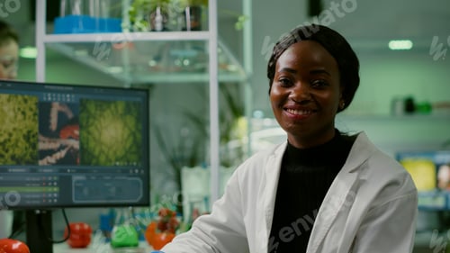 Preview: Portrait of biologist researcher woman in white coat looking into camera