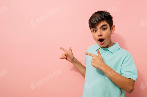 Preview: Young guy pointing aside in studio.