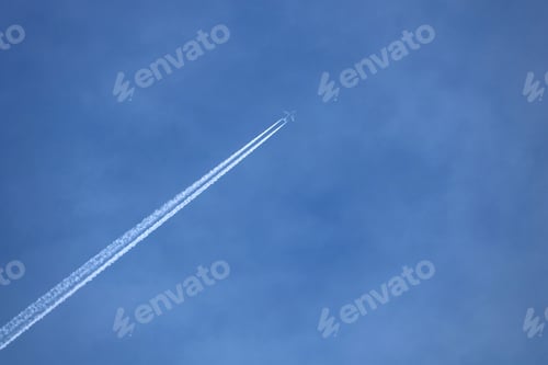 Preview: Long jet stream against a clear blue sky