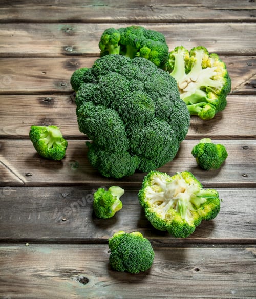 Preview: Pieces of fresh broccoli.