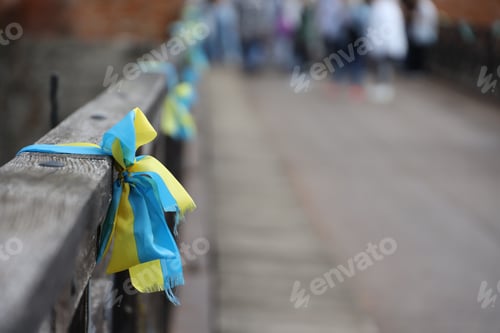Preview: Ribbons in the colors of the national flag of Ukraine are tied to the handrail