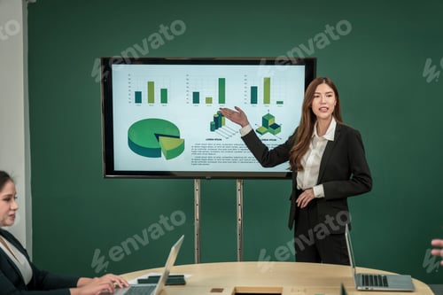 Preview: Modern Asian businessman with high confidence Committed to working together