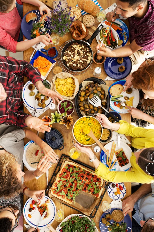 Preview: Group of friends in restaurant