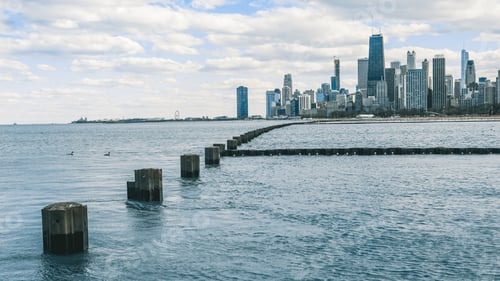 Preview: Beautiful shot of the city of Chicago under the cloudy skies