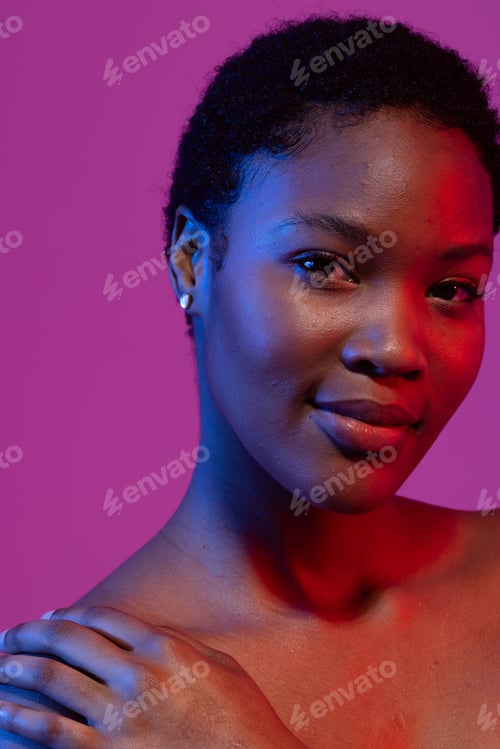 Preview: Smiling african american woman with short hair, hand on shoulder, purple background