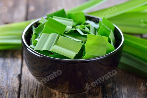 Preview: Fresh green pandan leaves in a bowl