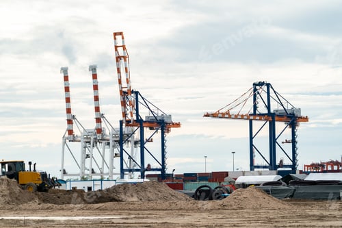 Preview: Container ship and cranes at port