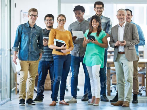 Предпросмотр: Коллеги и командные игроки. Портрет разносторонней группы сотрудников, стоящих в офисе.