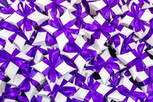 Preview: table with a purple tablecloth and small gifts for guests from the newlyweds