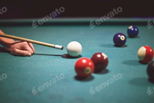 Preview: Professional player over the cue table