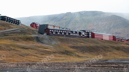 Preview: Longyearbyen offers a unique view of colorful buildings against a dramatic mountainous backdrop