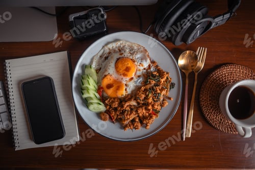 Preview: Fried eggs and stir-fried chicken with basil