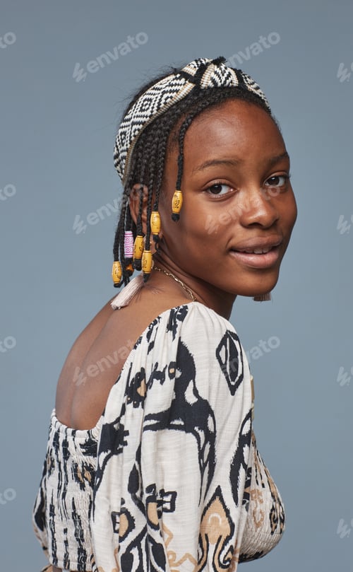 Preview: African teenage girl in national clothing