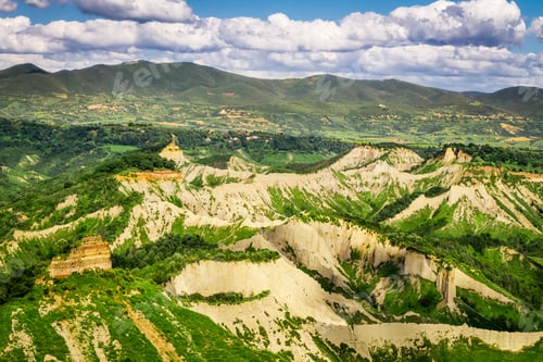 Preview: View of the mountainous terrain in Tuscany