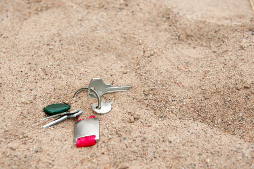 Preview: Keys on sand, space for text. Lost and found