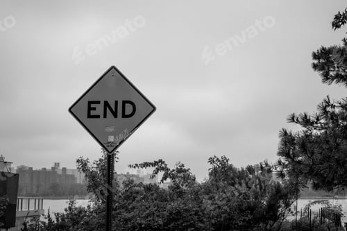 Visualização: Grayscale shot of an end of the road warning sign