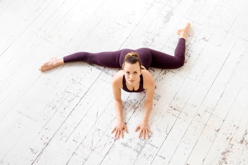 Preview: High angle of a woman doing a half frontal split