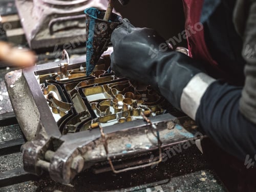 Preview: Crop craftsman painting tile in mold