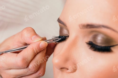 Applying False Eyelashes for a Dramatic Eye Look