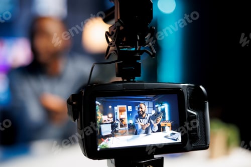 Preview: Man filming V mount battery review