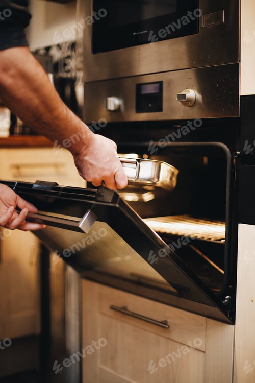 Preview: Man cooking in an oven