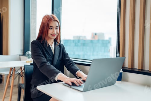Vista previa: Trabajadora del centro de llamadas acompañada por su equipo en la oficina.