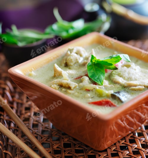 Preview: thai green curry with chicken in bowl