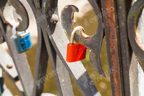 Preview: Love lock with free place