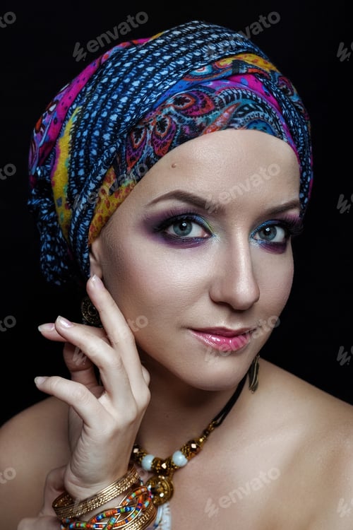 Preview: Portrait Of A Female Model In Ethnic Indian Costume With Jewellery And Traditional Makeup.