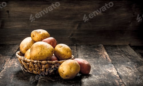 Preview: Fresh potatoes in a basket.