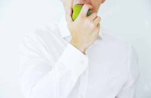 Vista previa: Foto de un hombre de negocios tomando un bocado de una manzana verde sana