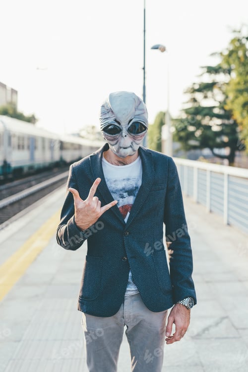 Preview: Young bearded man outdoor wearing mask