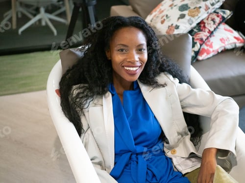 Preview: businesswoman female woman lady girl sister mother mom afro hair look at camera happy smile tooth wh