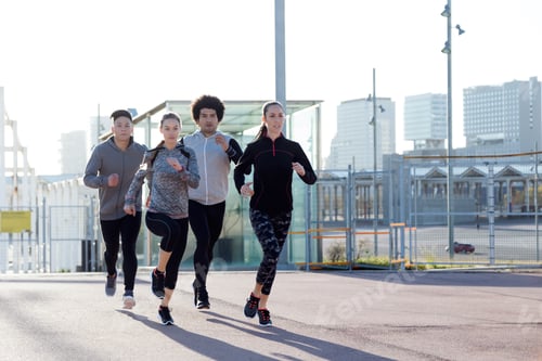Vista previa: Retrato de un grupo de amigos corriendo por la ciudad.