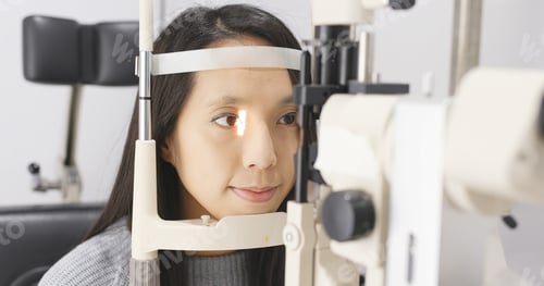 Preview: Woman check on eye in clinic
