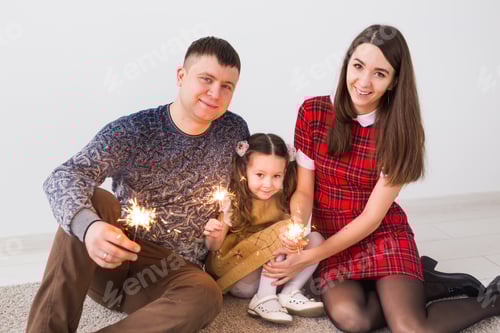 Visualização: Conceito de celebração, família e férias - pais felizes e filha pequena com estrelinhas sentadas